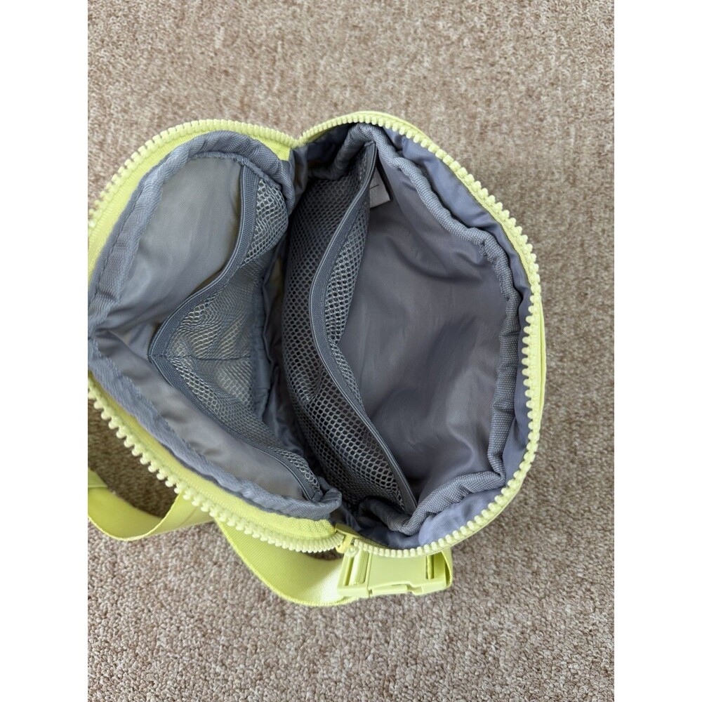 Gaiam Waist Pack  Crossbody Belt Bag Fanny Pack NWT - Picture 4 of 5